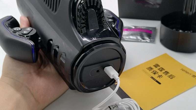 N&uacute;t cắm sạc v&agrave; tai nghe